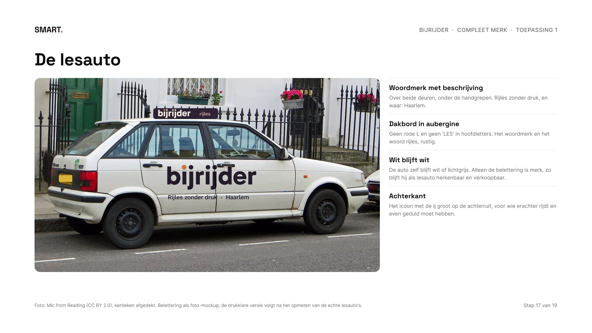 Een witte lesauto met het Bijrijder-logo op de deur en een aubergine dakbord