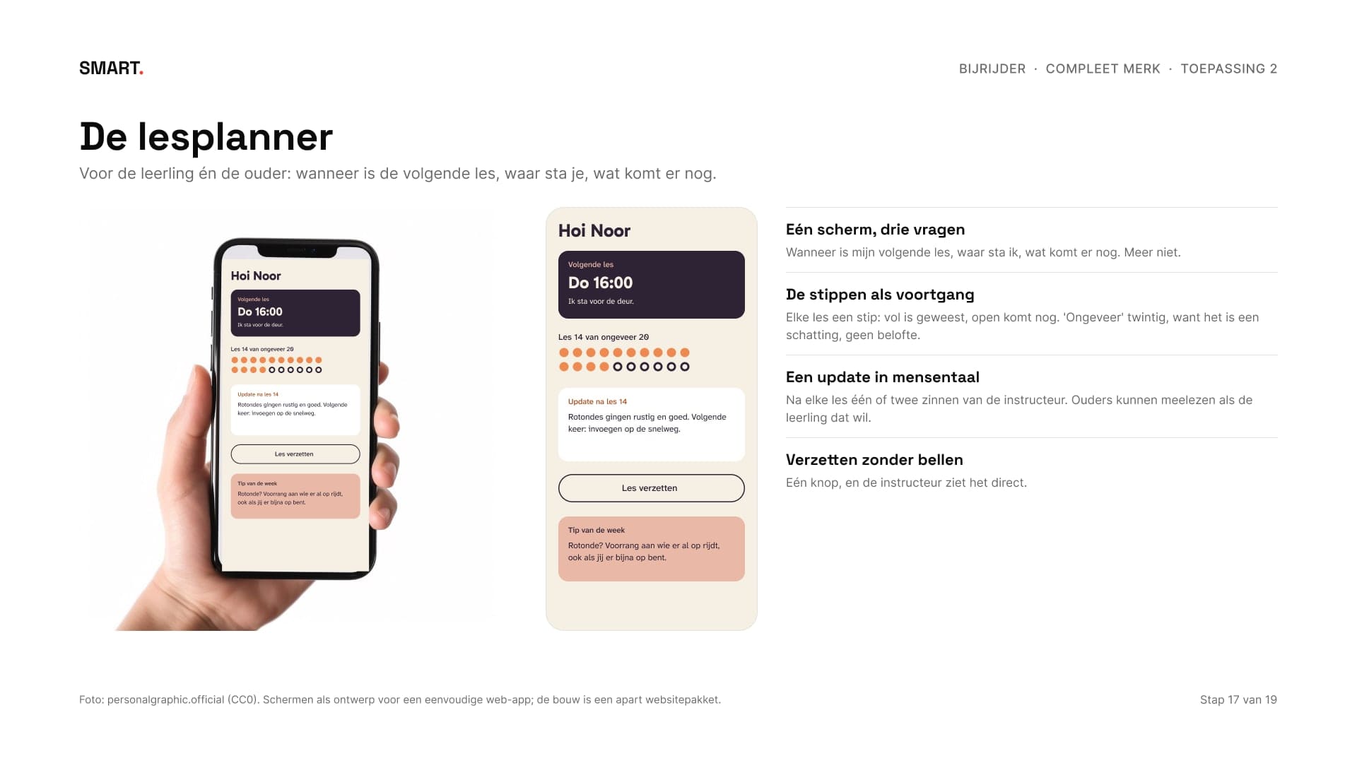 De lesplanner op een telefoon in een hand, met de volgende les, de voortgang in stippen en een update