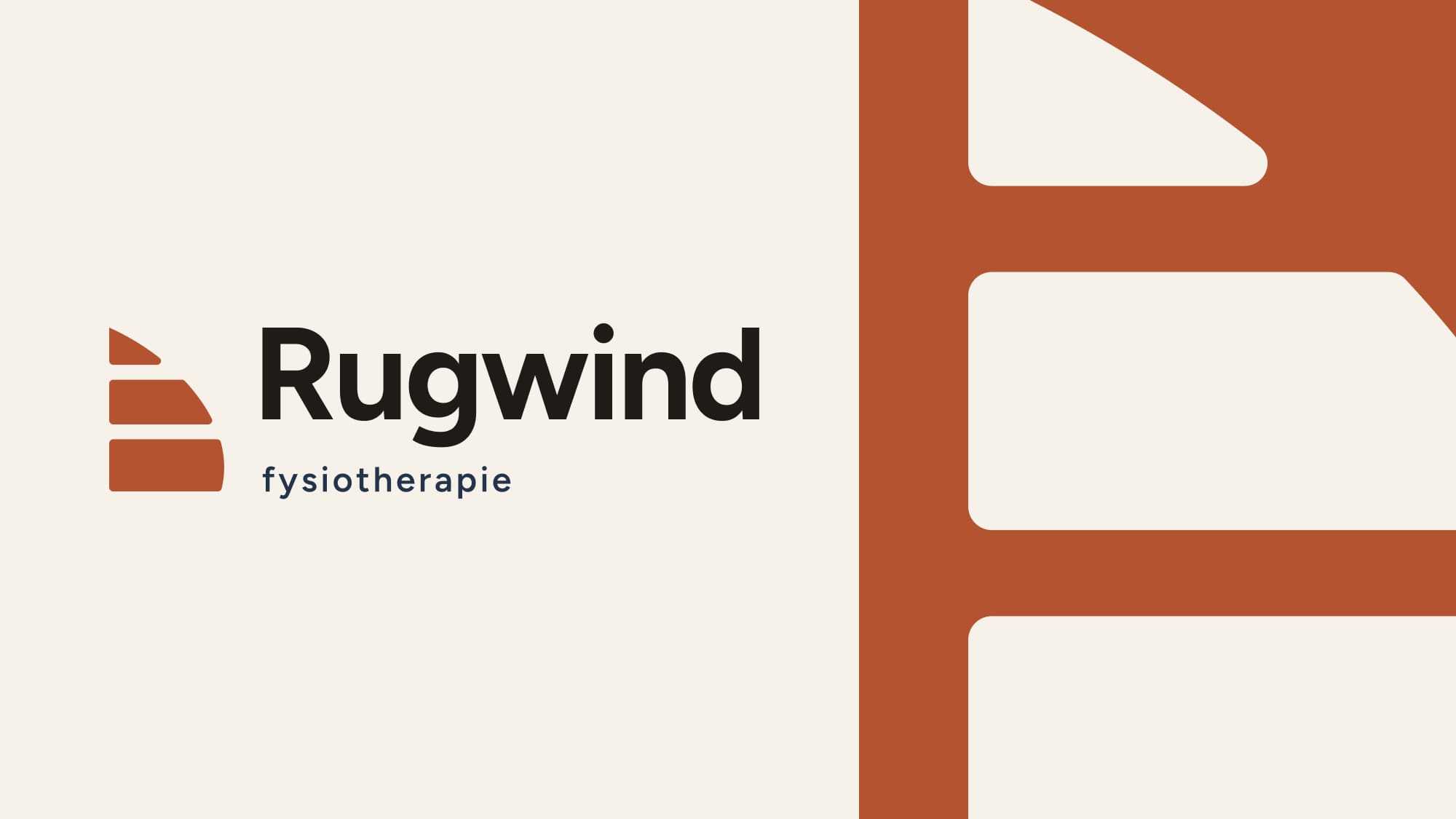 Het Rugwind-logo: een zeil van drie roestkleurige banen naast de naam